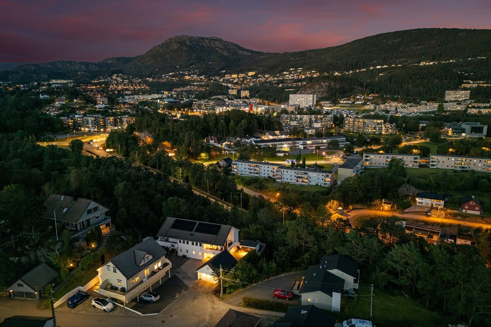 Fra eiendommen er det kort vei til både dagligvarer, kjøpesenter, skoler og barnehager, flotte turmuligheter og et velutviklet kollektivtilbud. Sagt med andre ord, her finner du alt du trenger i umiddelbar nærhet! Galleribilde