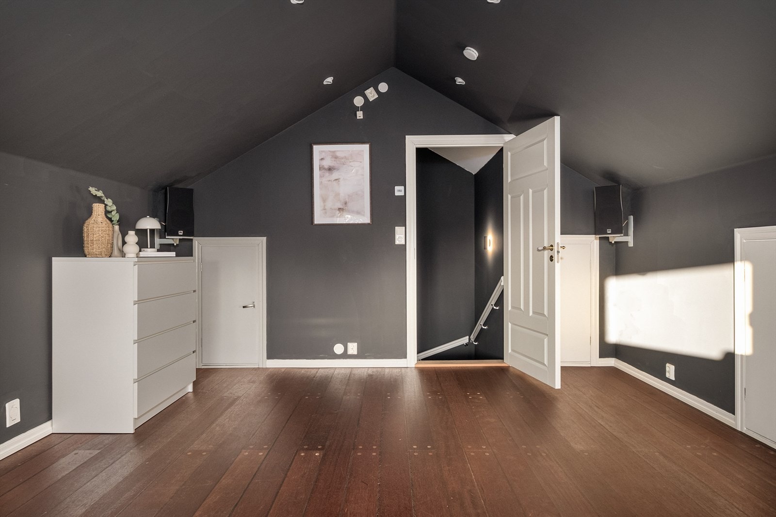 Loftsrommet er av god størrelse og måler 22,4 m². Herfra er det adkomst til flere mindre innvendige boder. Galleribilde