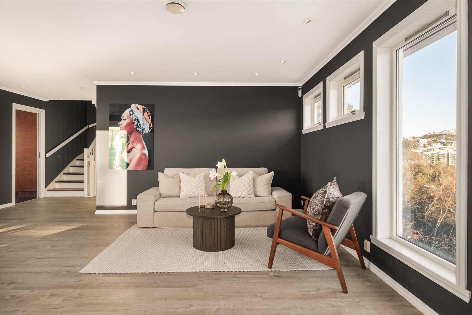 Boligen byr på flere gode løsninger med balansert ventilasjon med varmegjenvinning og vannbåren gulvvarme i alle rom. Galleribilde