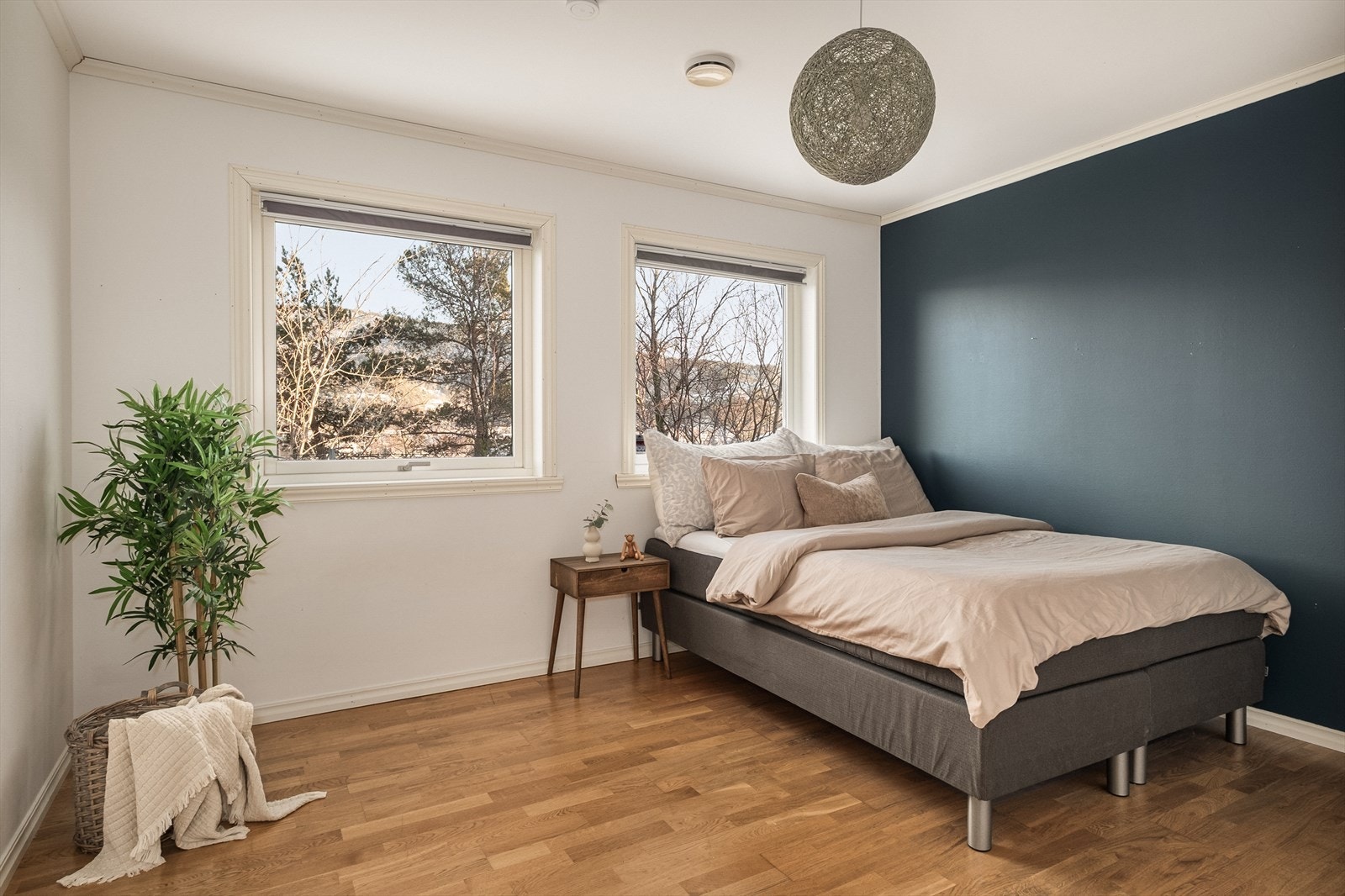 I tillegg til badet finner du også to av boligens soverom i første etasje. Galleribilde