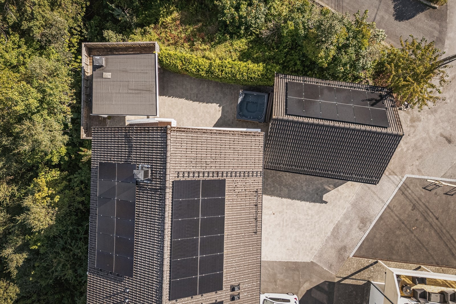 Solcellepanelene ble montert i 2021 og selger opplyser om at anlegget har produsert ca. 10 000 kWh i året. Galleribilde
