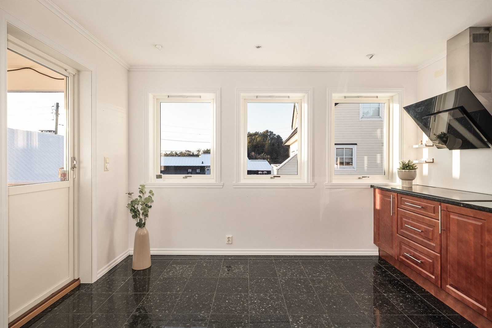 Også fra kjøkkenet er det utgang til den største altanen. Galleribilde