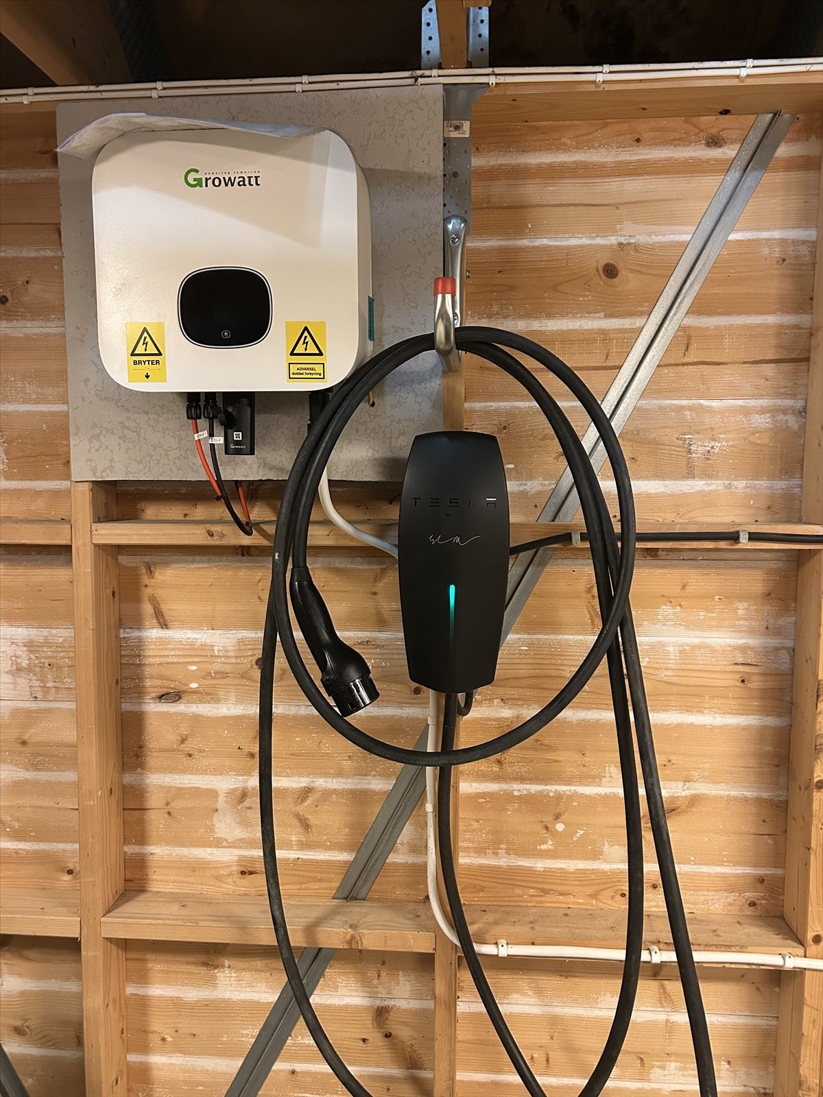 Det medfølger lader til EL-bil som er montert i garasjen. Galleribilde