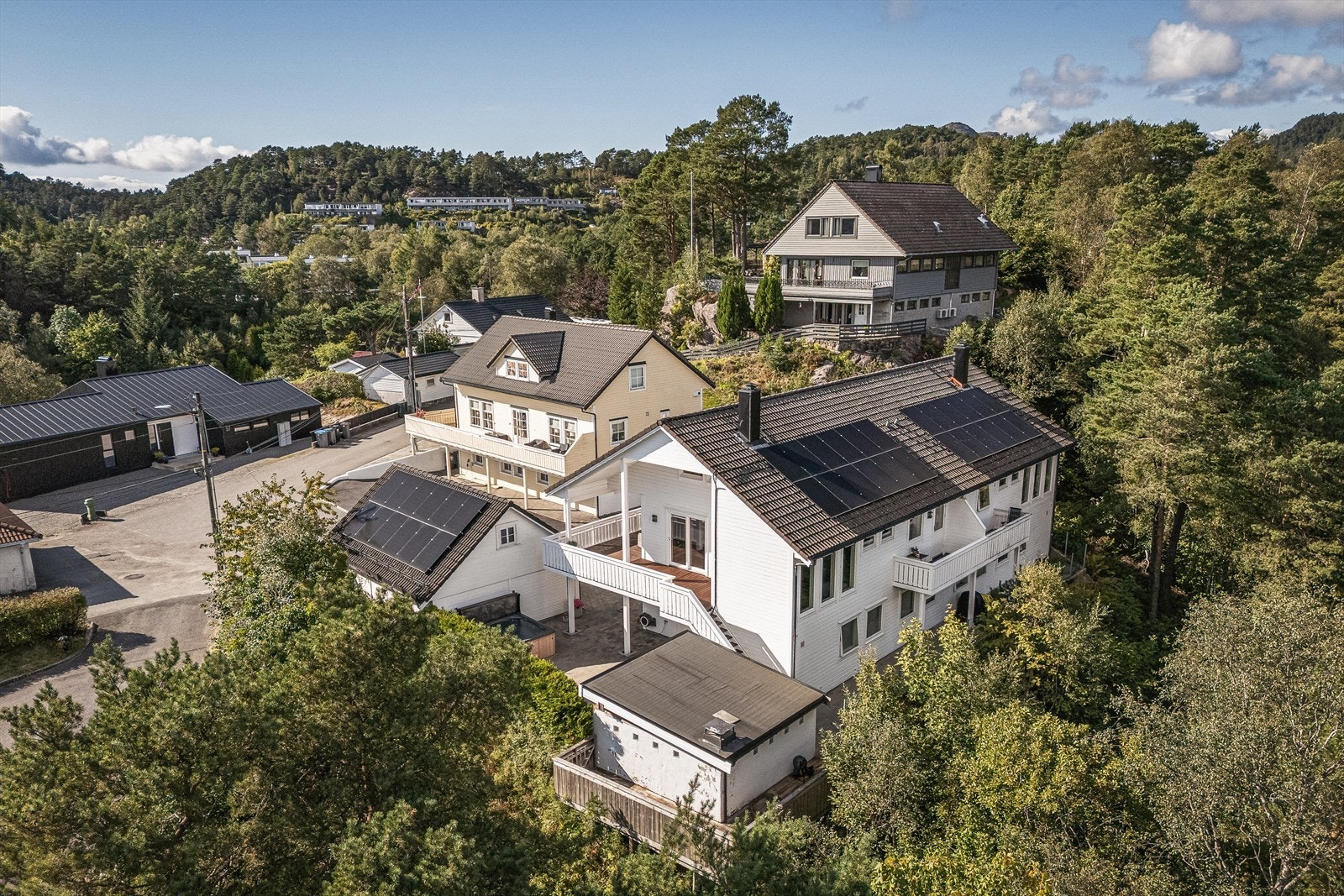 Boligen ligger i et rolig og barnevennlig område i enden av en blindvei. Det er kort vei til flere barnehager og ungdomsskoler, samt også idrettsplasser, ballbaner og flere flotte turområder. Galleribilde