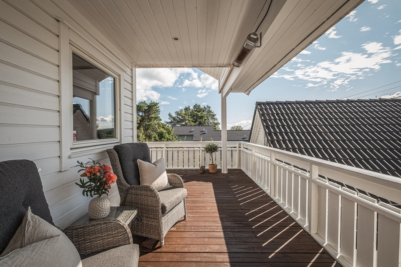 Det er montert stråleovn i taket, så her kan en nyte den overbygde altanen selv når solen er gått ned. Galleribilde