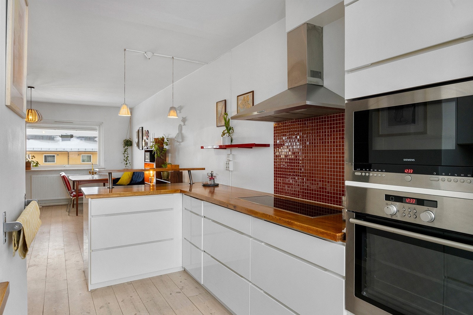 Kjøkkenet er utstyrt med frittstående kjøl/fryseskap, integrert oppvaskmaskin, platetopp, micro og stekeovn. Alle hvitevarer medfølger. Galleribilde