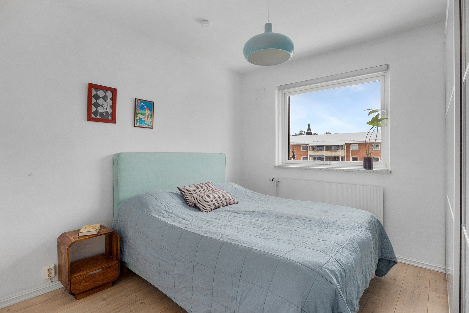 Soverom 1 med god plass til dobbeltseng, nattbord og garderobeløsning. Galleribilde