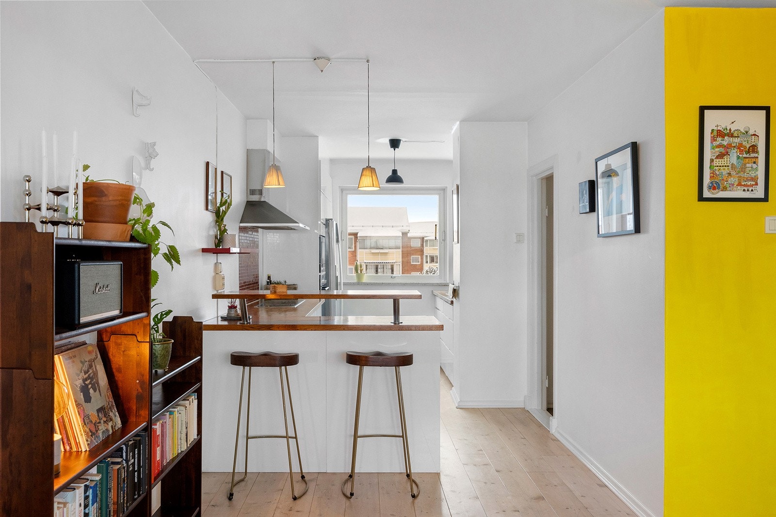 Det er en praktisk barløsning mot kjøkkenet. Galleribilde