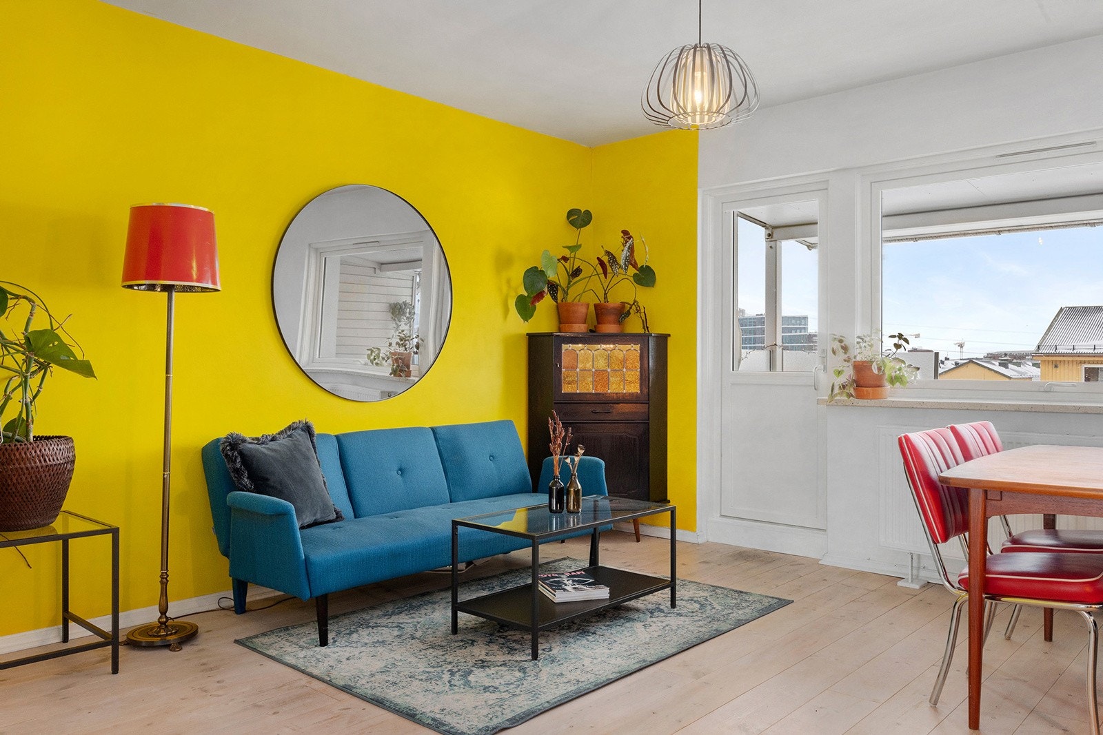 Lys og romslig stue med mye naturlig lysinnslipp. Galleribilde