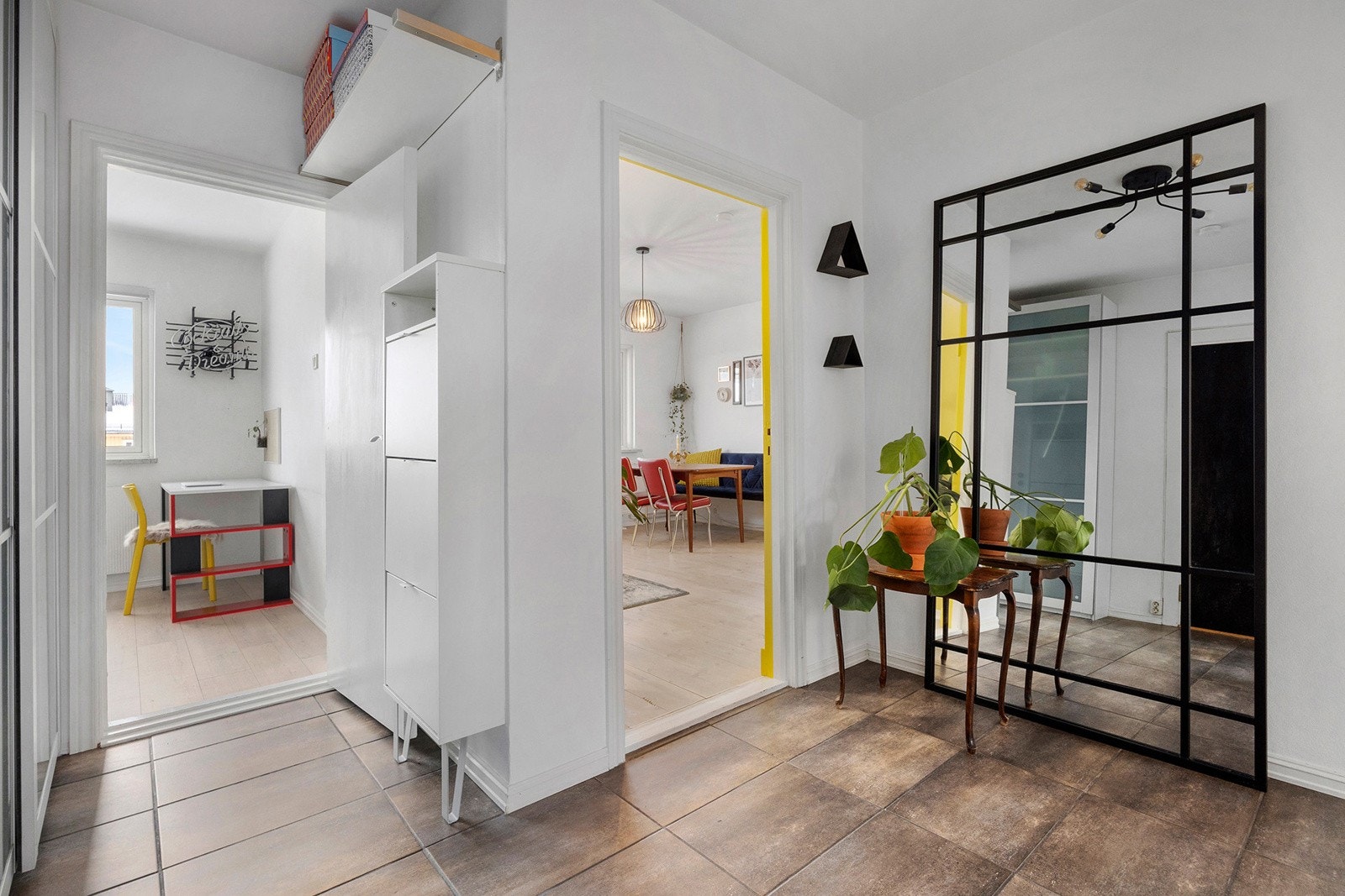 Entréen er romslig og har en garderobeløsning som medfølger salget. Galleribilde