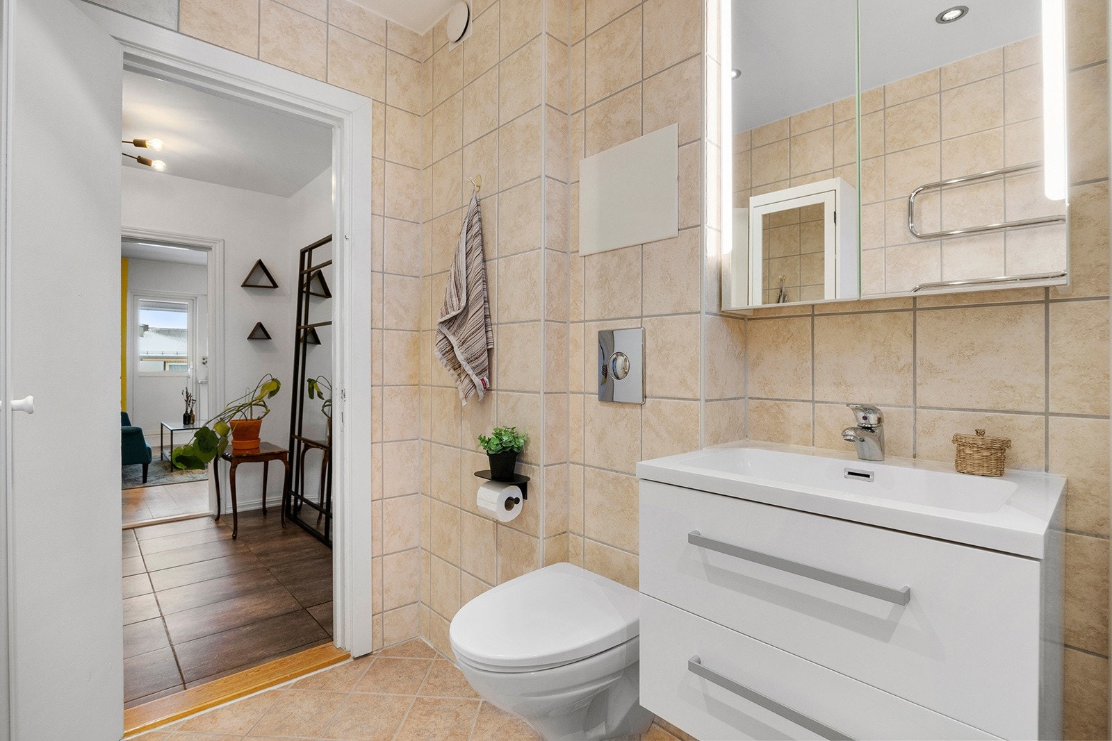 Flislagt bad med varme i gulv og downlighs i himling. Galleribilde