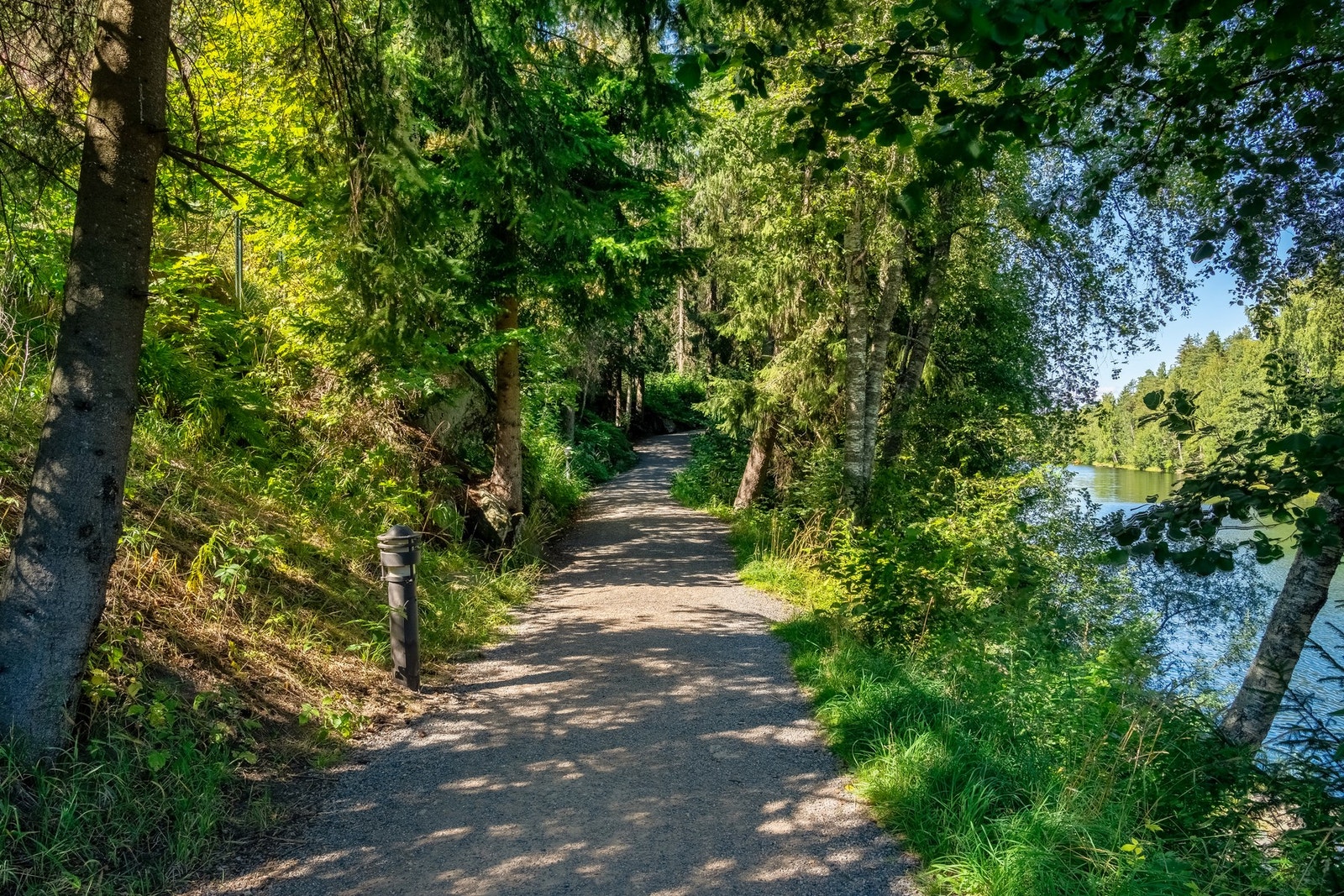 Fra eiendommen er det kort gangavstand ned til populære Langvannet, med blant annet 2 fine langgrunne badeplasser Galleribilde
