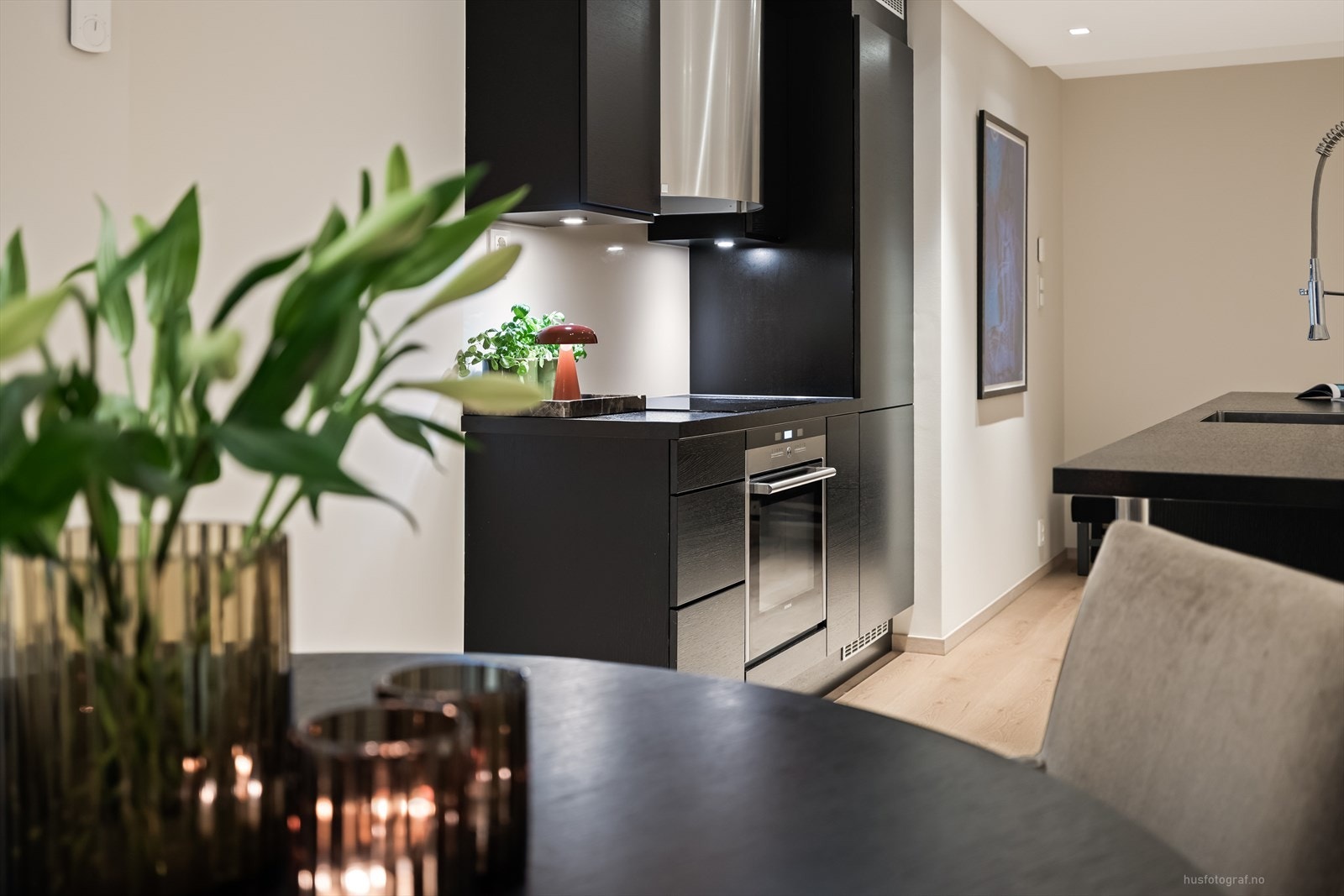 Både dagligstuen og spisestuen er her begge plassert på samme side av kjøkkenet Galleribilde