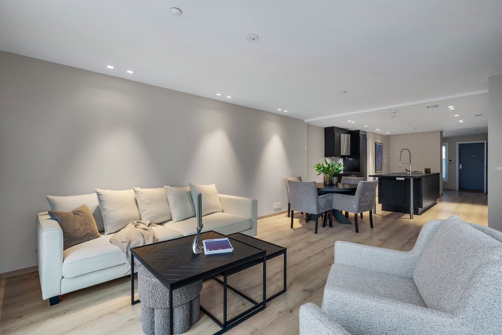 Leiligheten er lekker og utstyrt med lystonet eik på gulv og utstrakt bruk av led-spotter Galleribilde