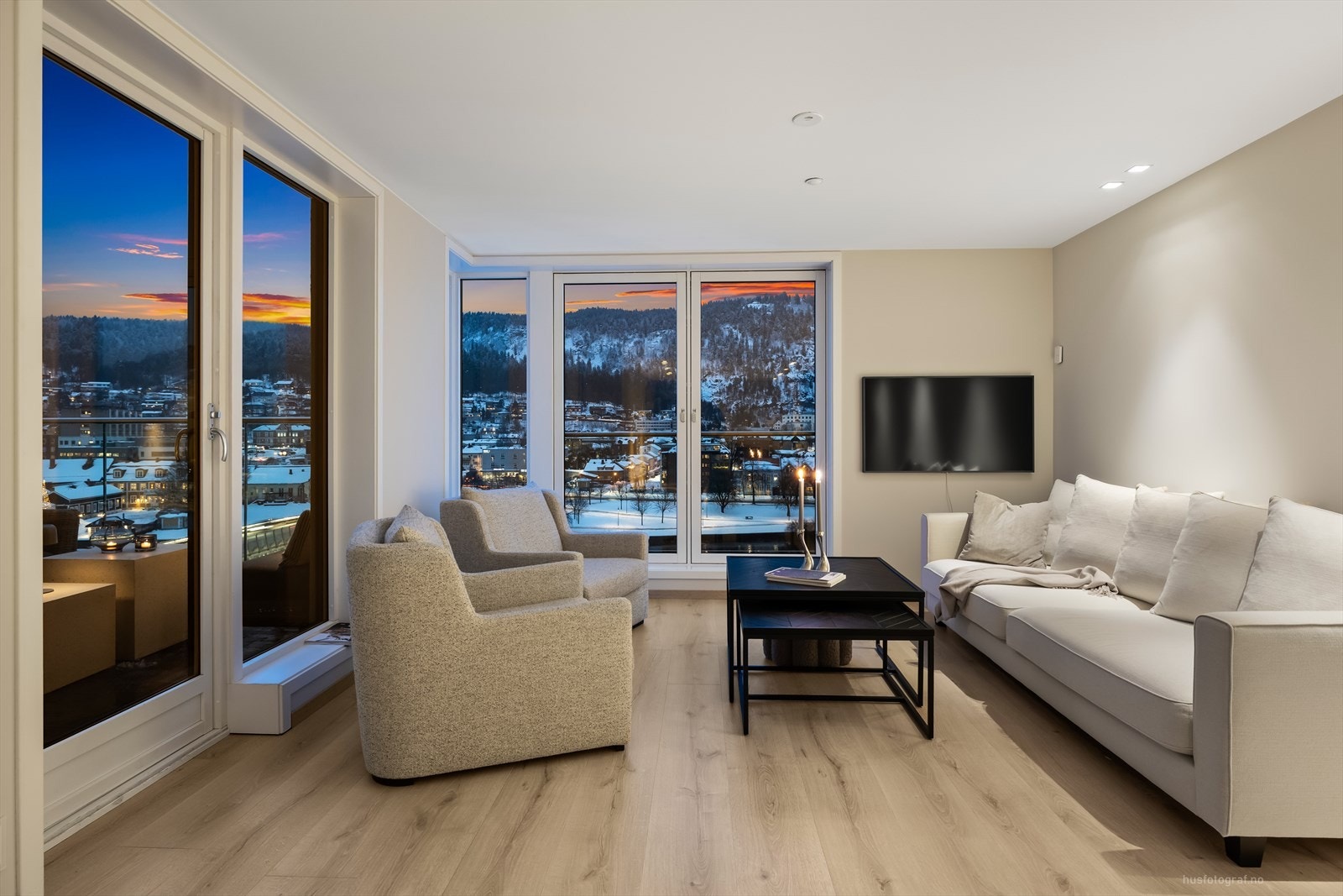 Utgang til overbygget balkong samt 2-fløyet dør ifm. fransk balkong Galleribilde