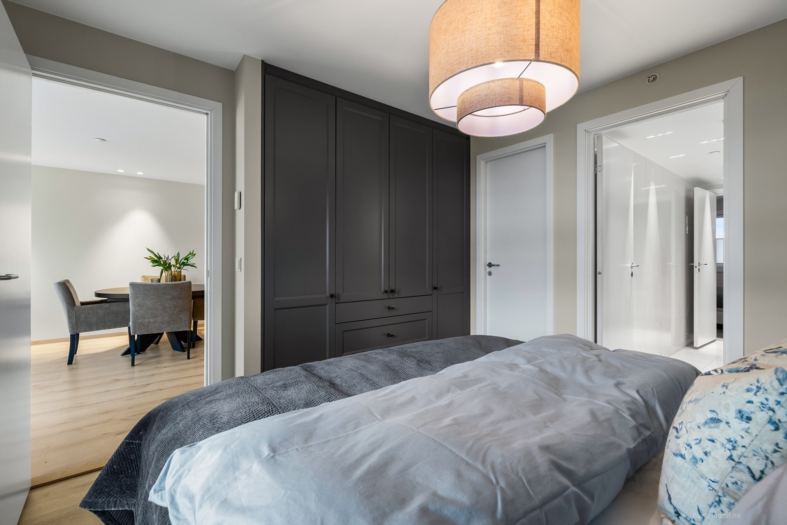 Stort soverom med garderobeskap, ekstra kjøling og adkomst til bod Galleribilde