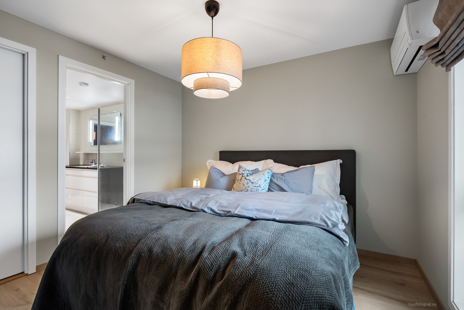 Begge soverom har praktisk adkomst til badet Galleribilde