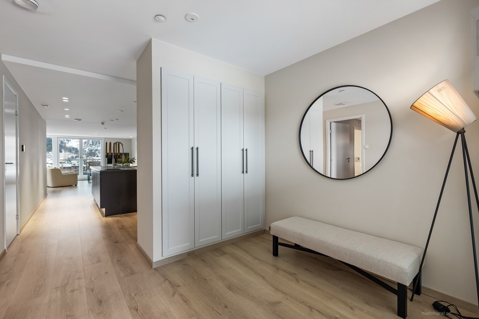 Lys og moderne entré med stilren design som skaper et innbydende førsteinntrykk Galleribilde