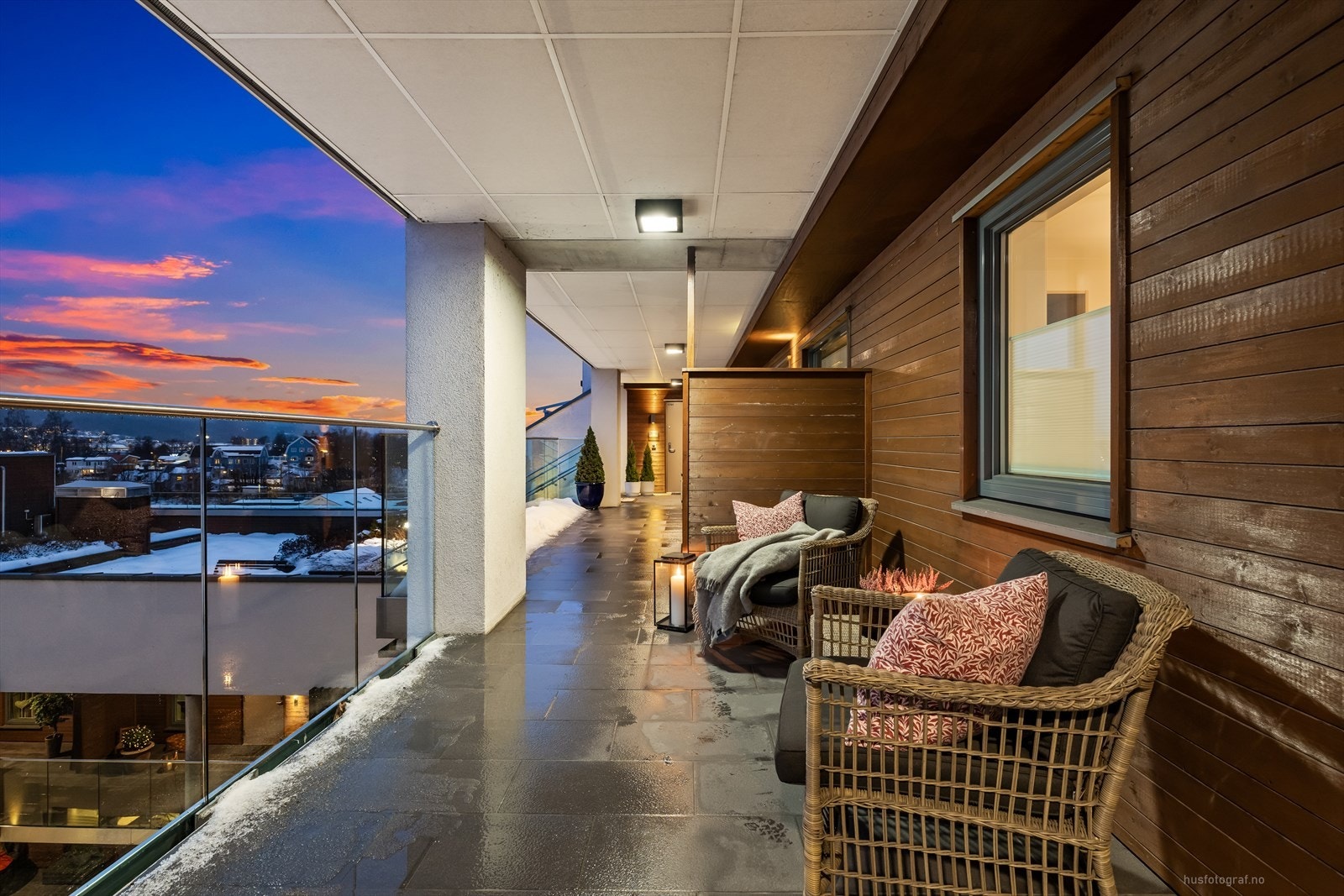 Leiligheten har overbygget inngangsparti og privat del av svalgang, slik at man nyter gode solforhold hele dagen Galleribilde