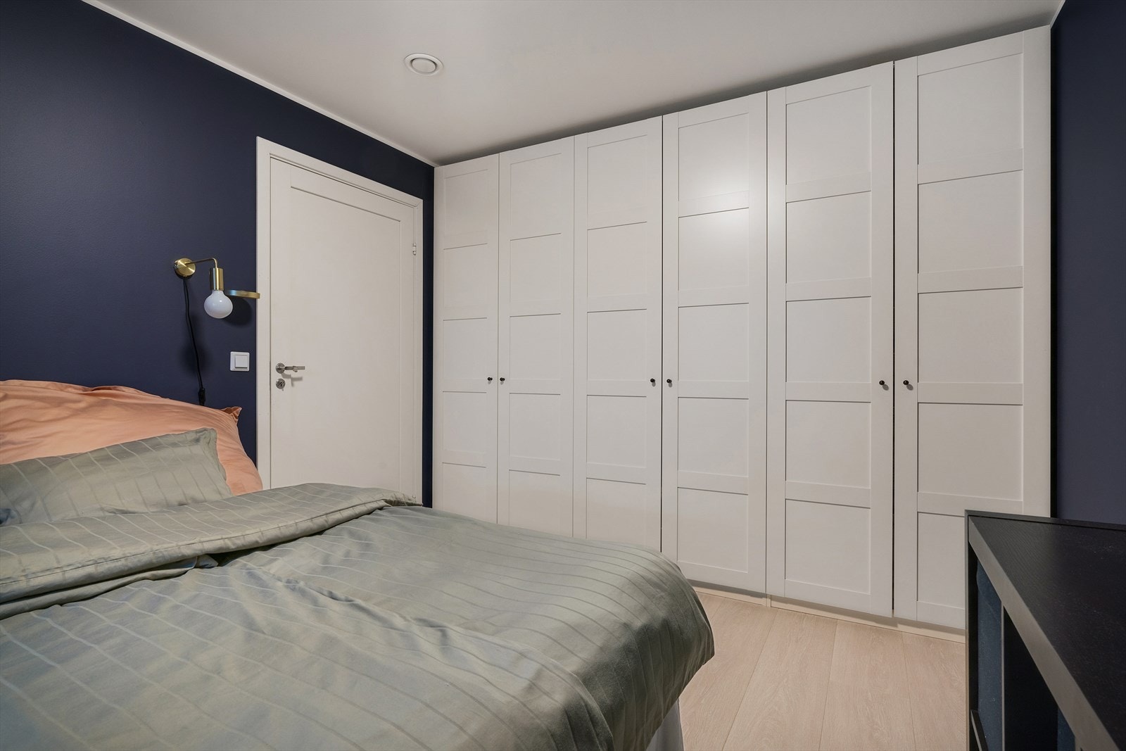 God garderobeplass på hovedsoverommet Galleribilde