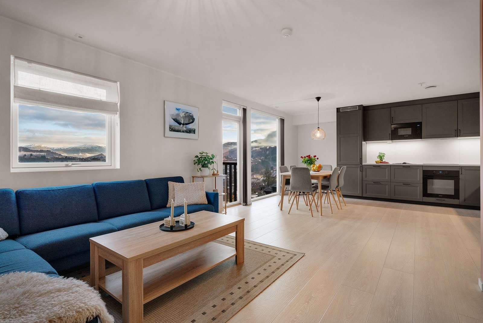 Store vindusflater gir rikelig med naturlig lys Galleribilde