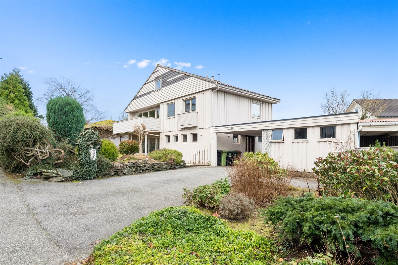 En romslig bolig beliggende i et attraktivt og veletablert boligområde med kort vei til Stavanger sentrum. Galleribilde