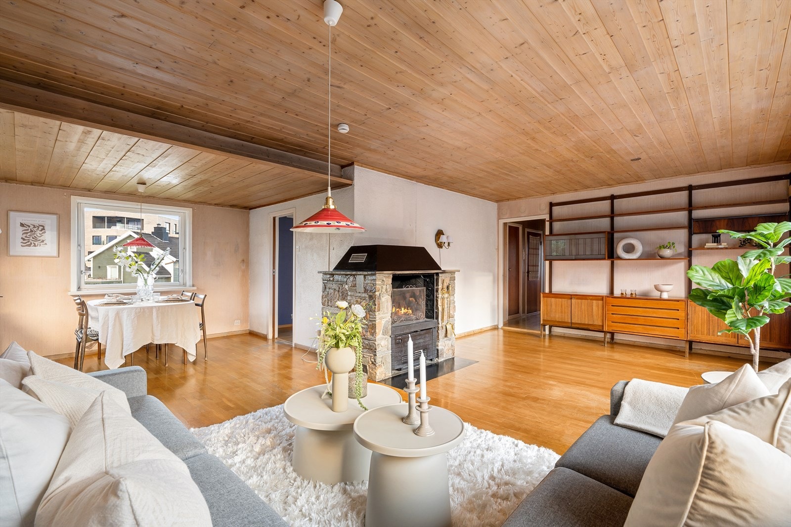 Boligen har behov for renovering både innvendig og utvendig, men gir svært gode muligheter for å skape et hjem tilpasset egne ønsker og behov. Galleribilde