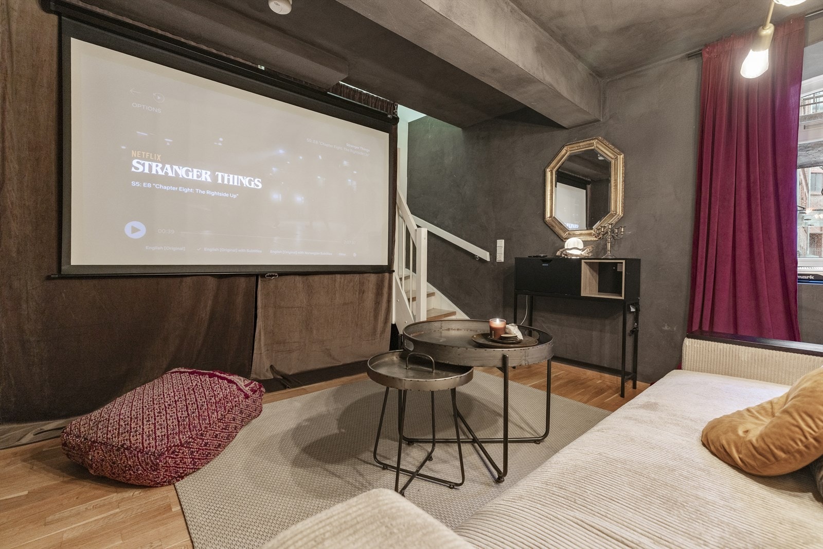 Rommet er utstyrt med prosjektor for hjemmekino Galleribilde