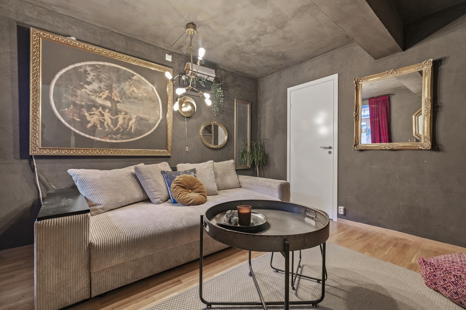 Rommet har malte gipsplater på vegg kombinert med trestavs parkett på gulv Galleribilde