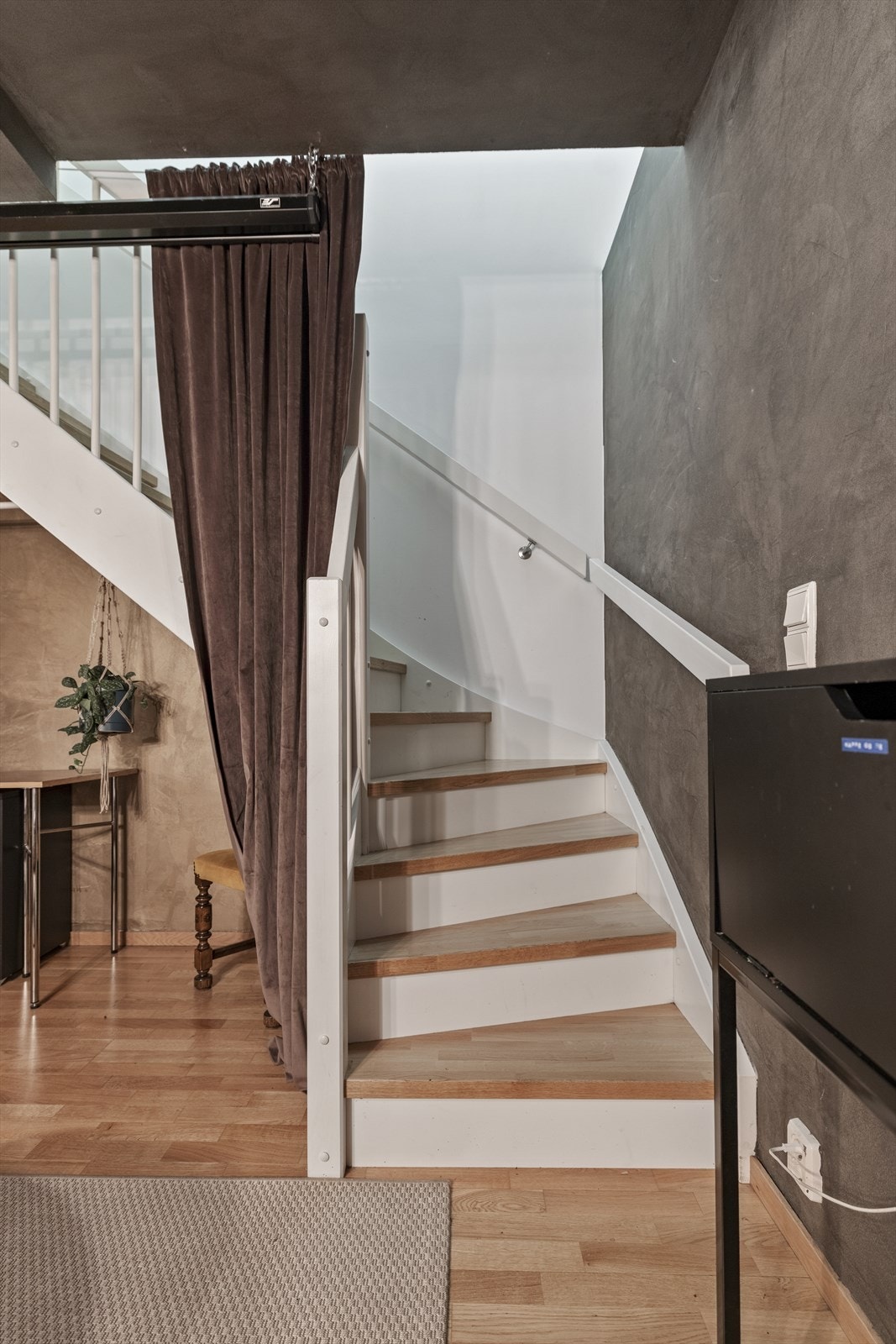 Leiligheten har en innvendig tretrapp mellom etasjene med tette trappetrinn fra 2006 Galleribilde