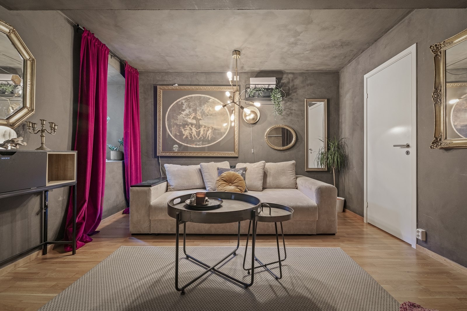 Her har du rikelig med plass til å innrede med seng og tilhørende møblement eller stor sofa med tilhørende møbler Galleribilde