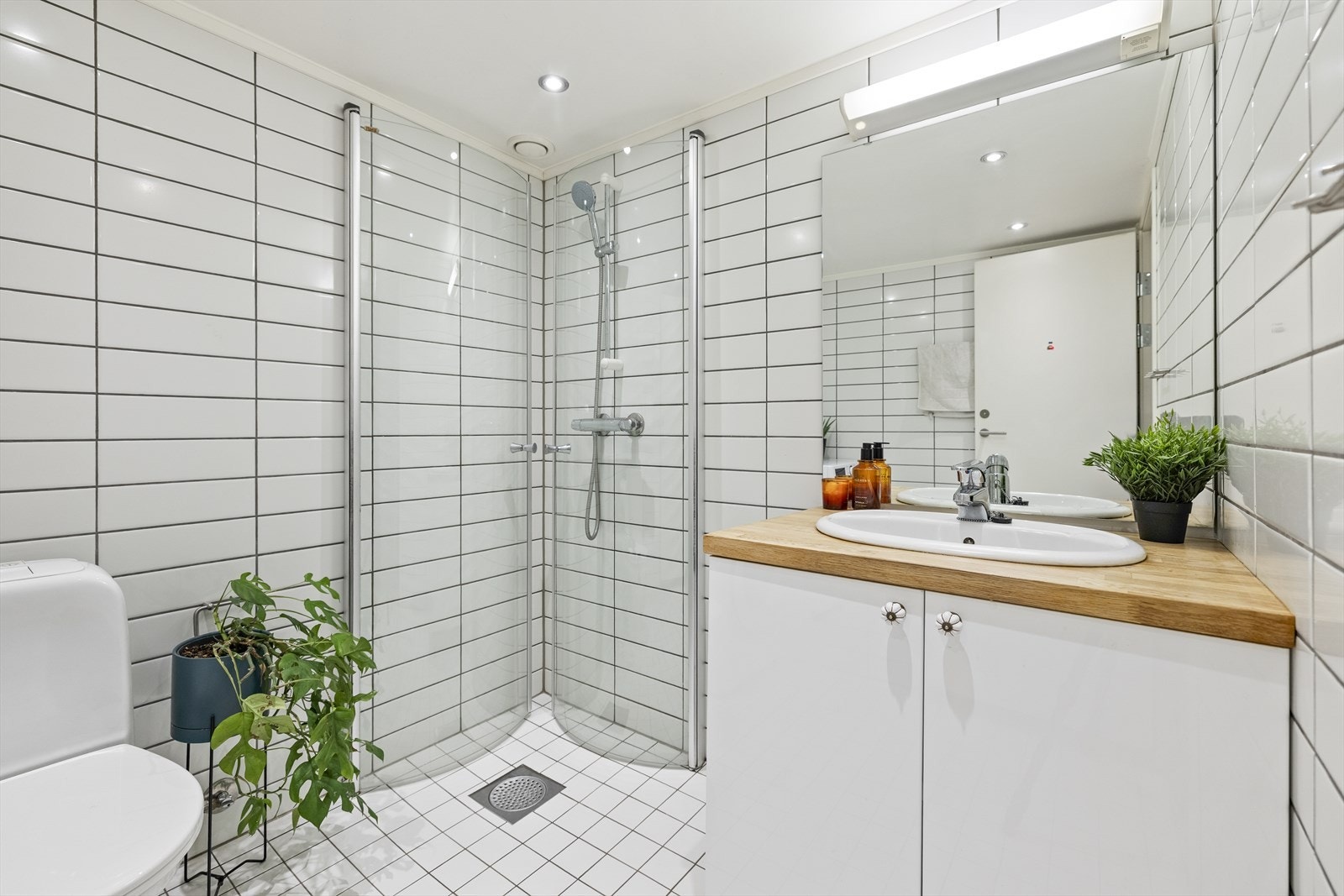 Innredningen består av en enkel servantseksjon med en toppplate i heltre eik med nedfelt servant og tilhørende blandebatteri. Over servanten henger det et speil med belysning over Galleribilde