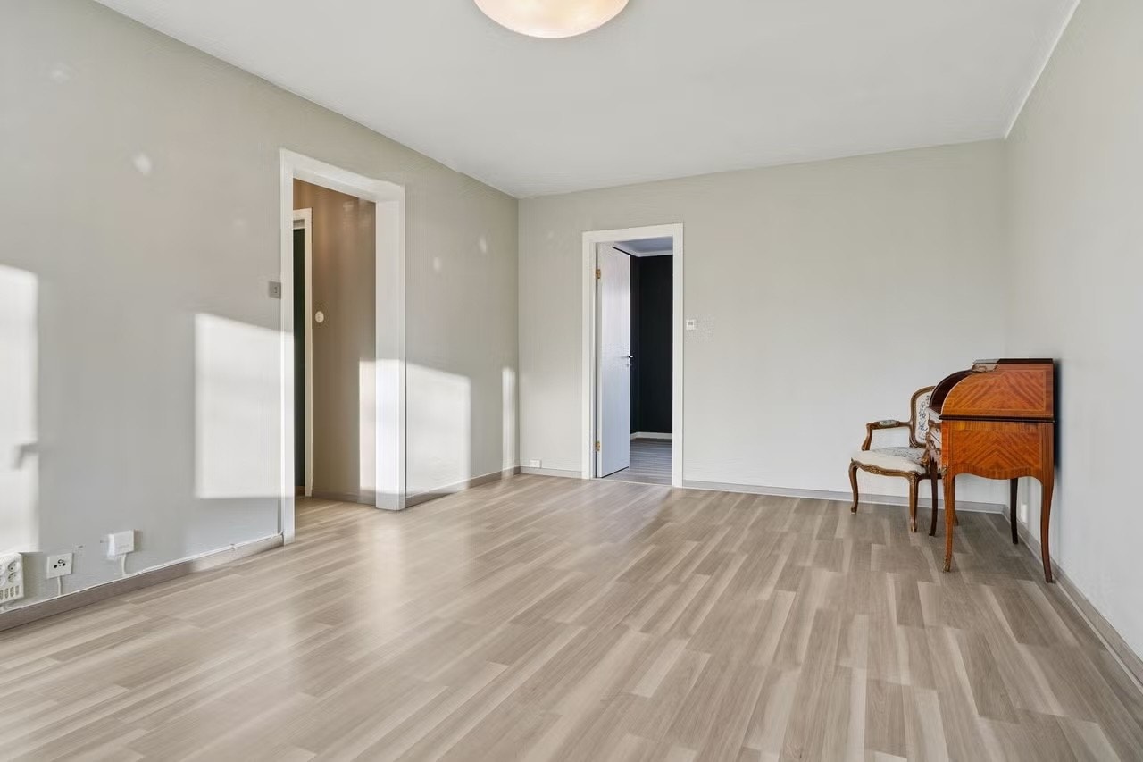 Stor stue med ingang til balkong. Galleribilde