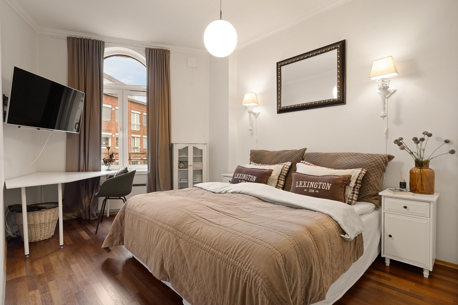 Hovedsoverom med god plass til dobbeltseng og nattbord. Galleribilde