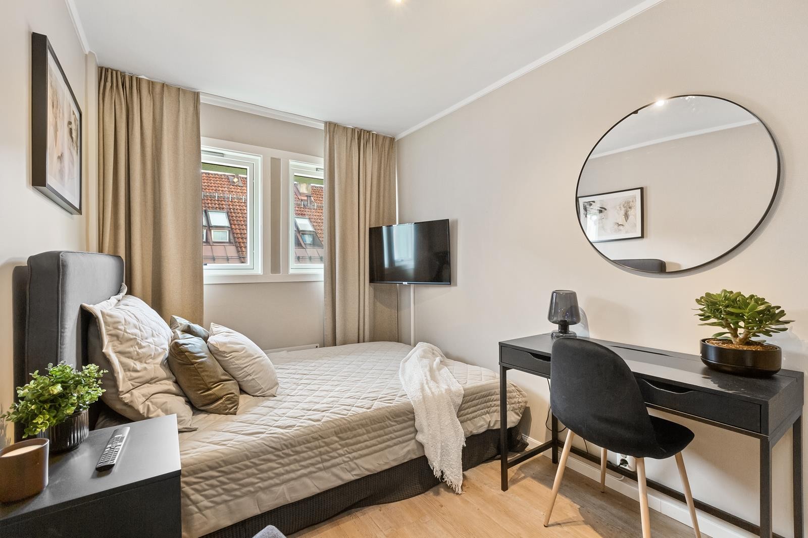 Boligen er møblert med 140 cm dobbeltseng samt skrivepult og smart-tv Galleribilde