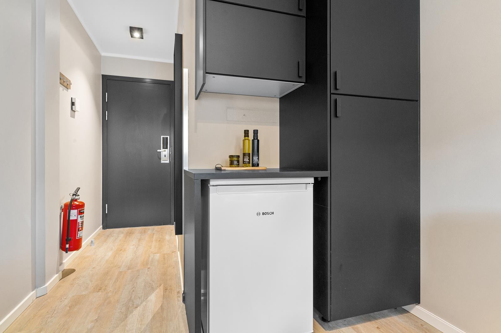 Dype garderobeskap samt innfelt kjøl-/fryseskap med benk over. Mikro og vannkoker følger med Galleribilde