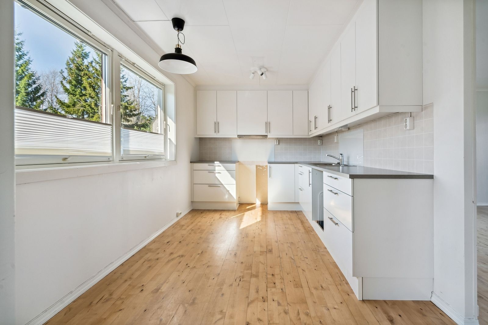 Pent kjøkken med rikelig skap- og benkeplass. Galleribilde