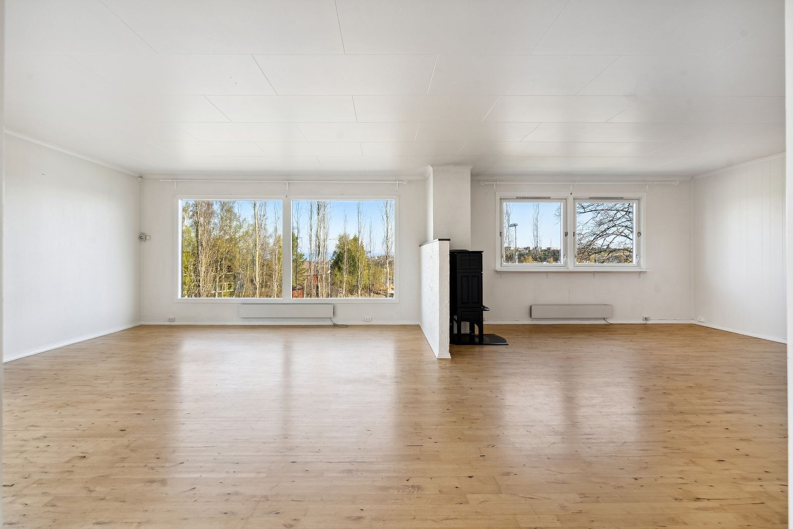 Store vindusflater bidrar til en lett og luftig atmosfære. Galleribilde