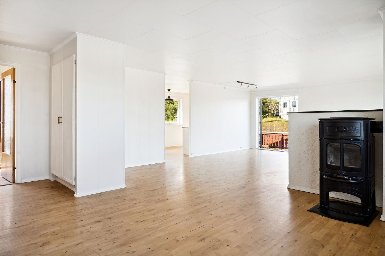 Boligen oppvarmes av bl.a. vedfyring. Galleribilde