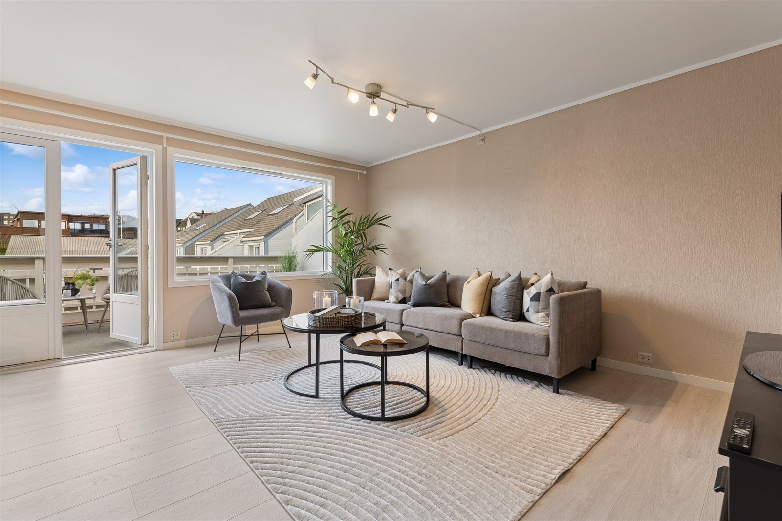 Lys 3-roms leilighet beliggende i et attraktivt område. Her bor du i nærheten av fine tur- og rekreasjonsområder, dagligvarebutikk, samt gode kollektivforbindelser med Ganddal togstasjon og bussholdeplass i nærheten. Galleribilde