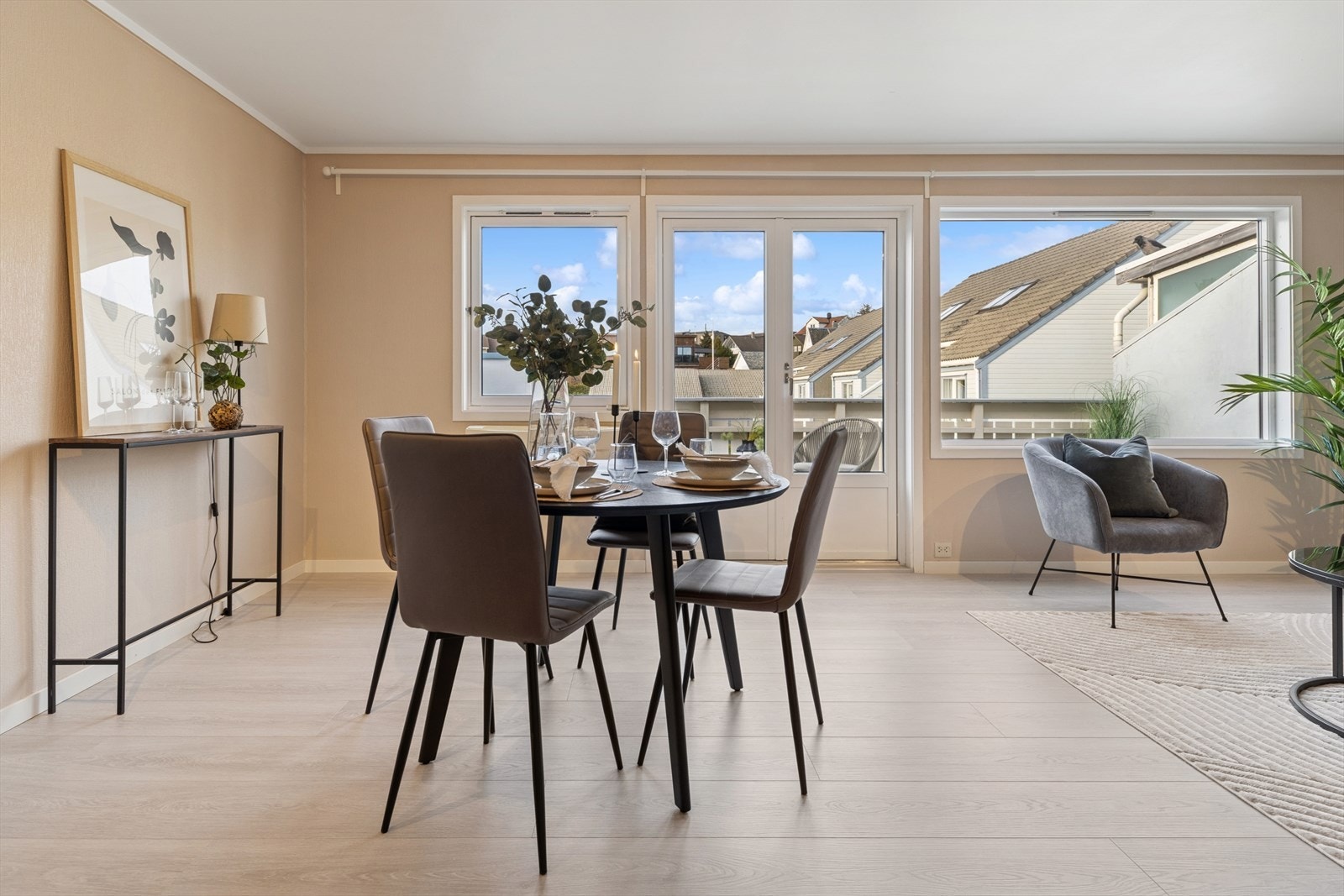 Her er det en naturlig plassering av spisebordet med enkel tilknytting til kjøkkenet. Galleribilde