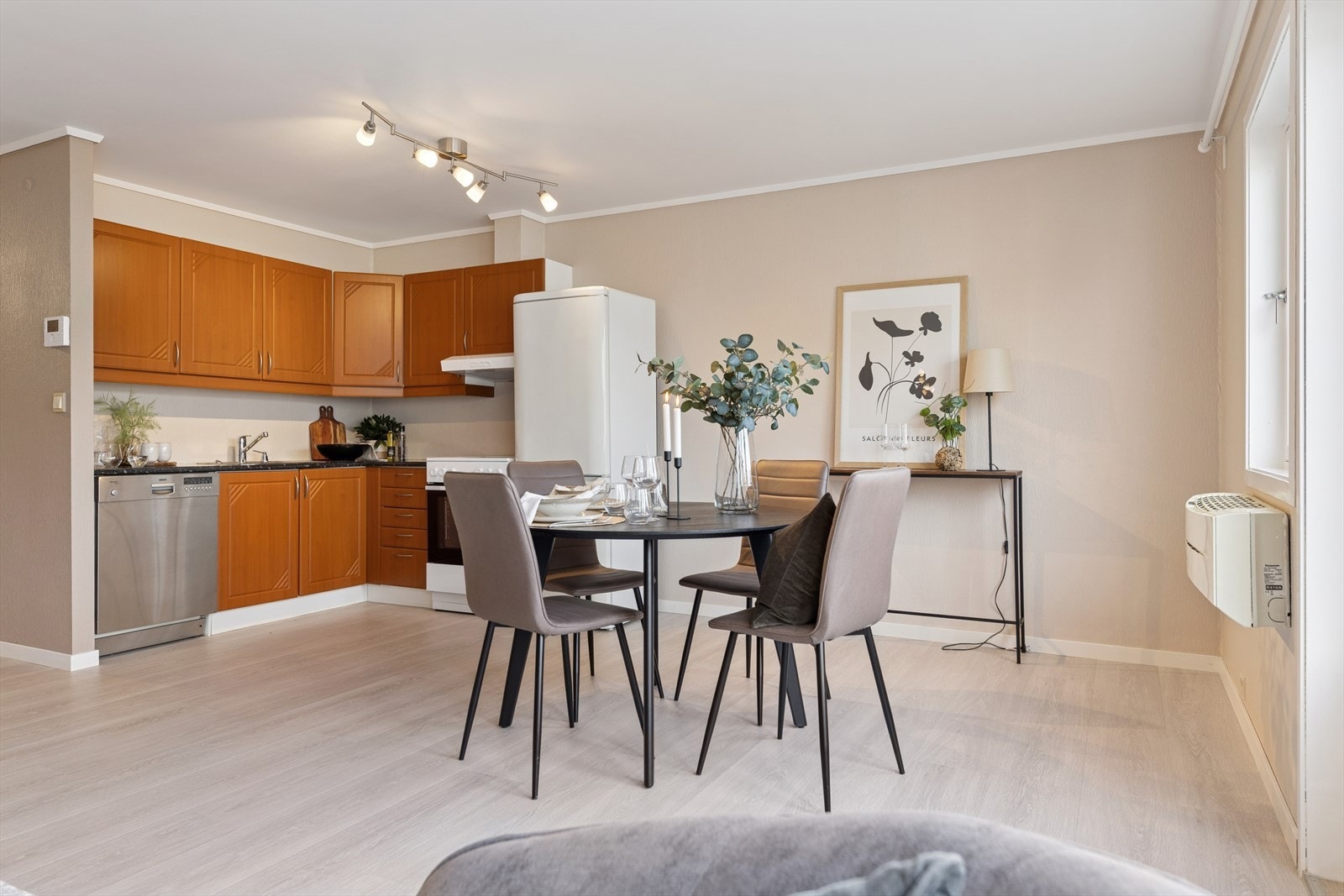 Stuen har også installert varmepumpe som sørger for jevn og behagelig temperatur året rundt. Galleribilde