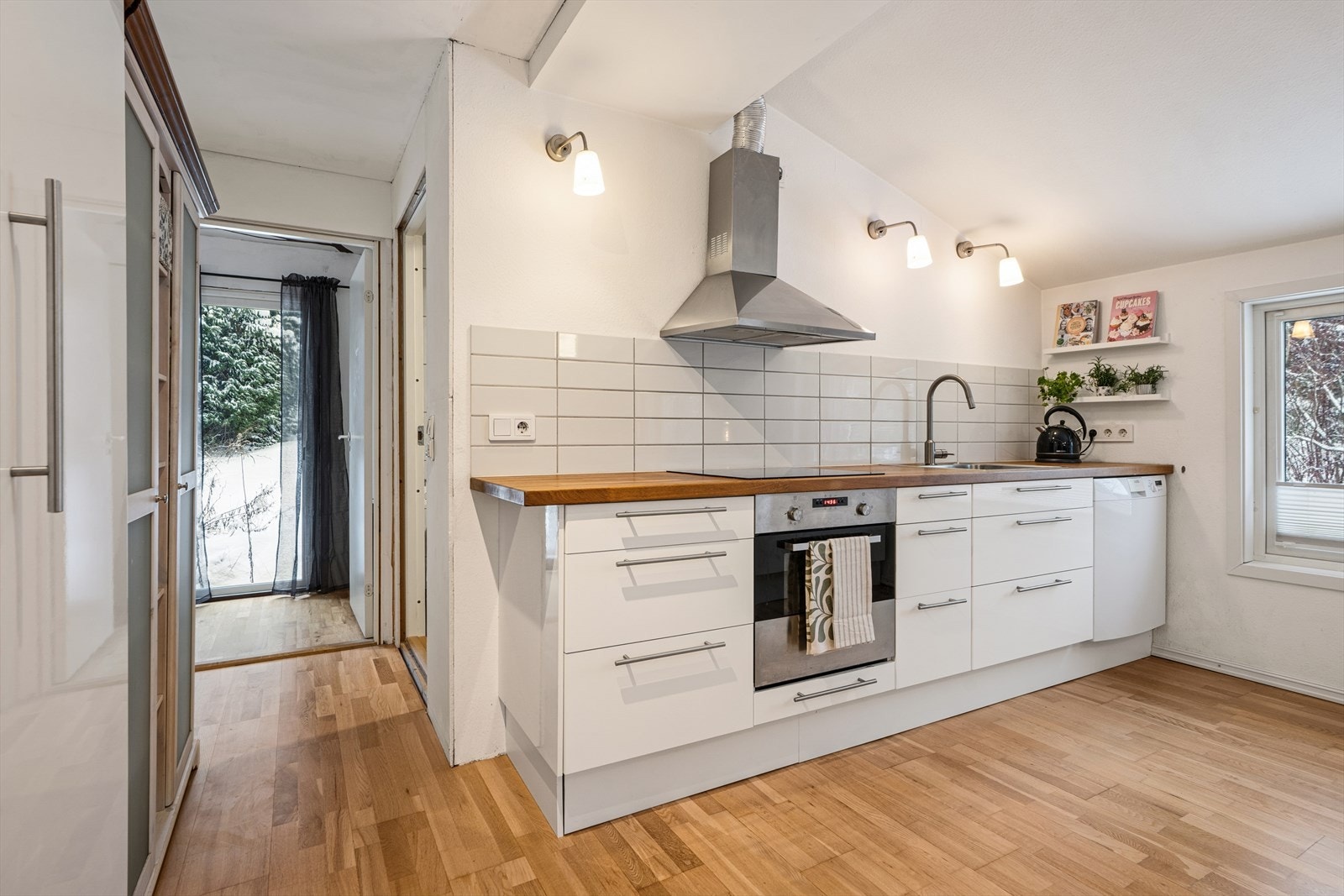 Kjøkkenet er utstyrt med integrert stekeovn og platetopp, og det er plass til frittstående oppvaskmaskin samt kjøle- og fryseskap. Galleribilde