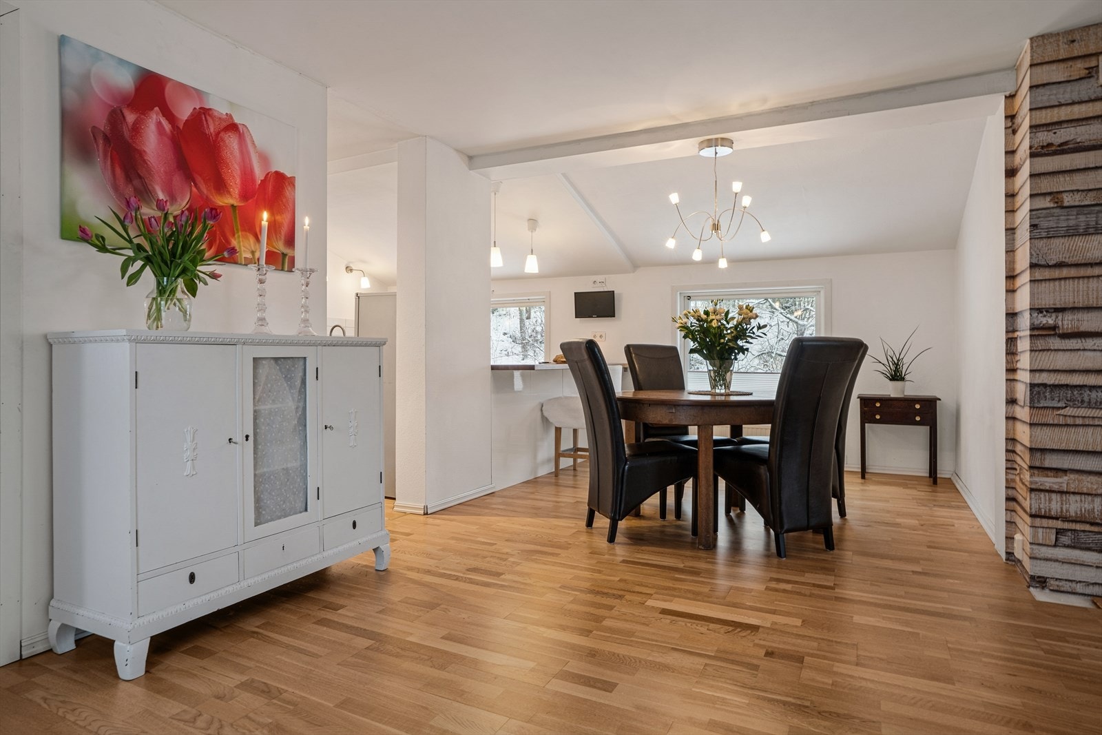 Spisegruppen kan med fordel plasseres i den naturlige sonen mellom kjøkkenet og stuen. Galleribilde