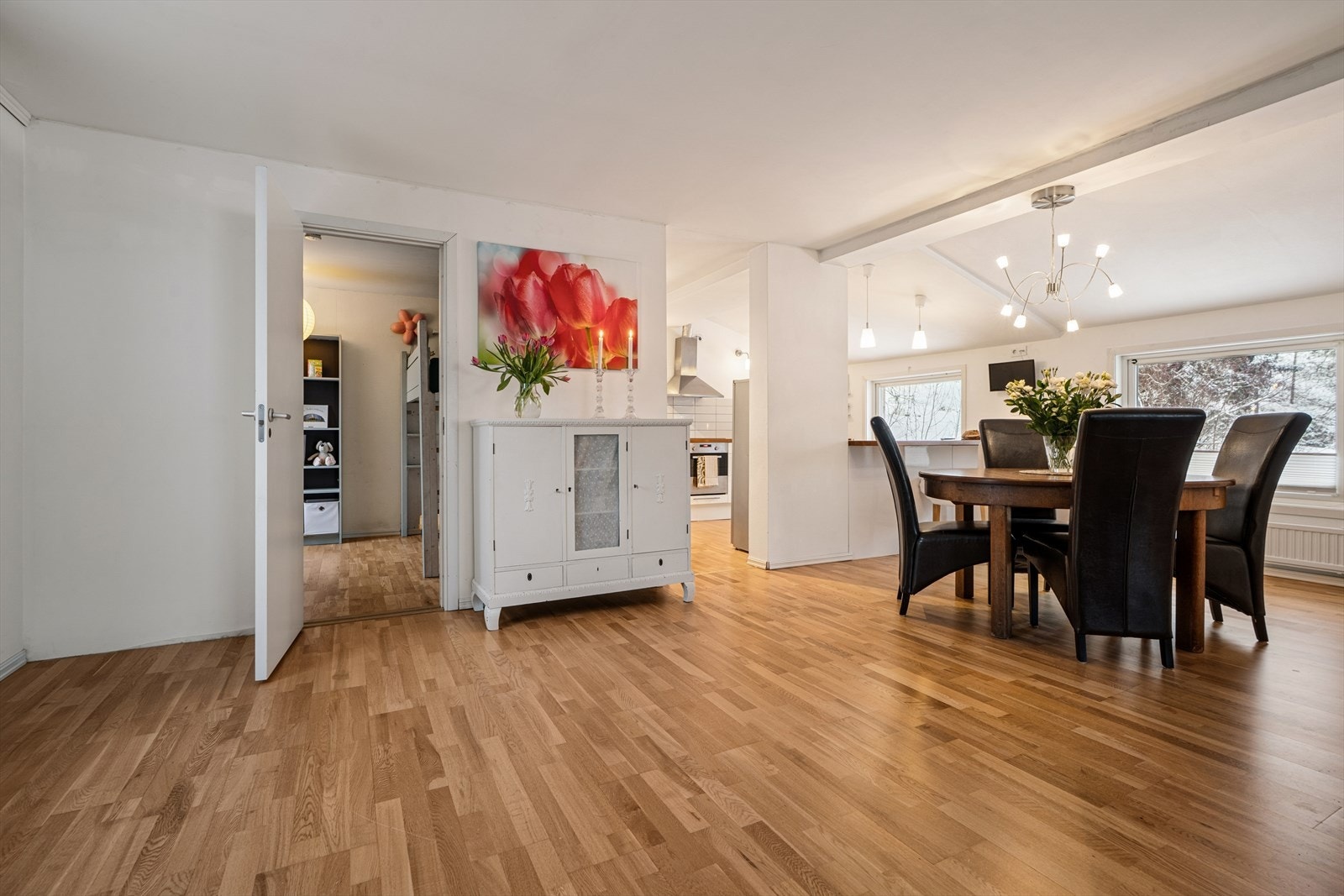 1. etasje er gjennomgående med parkett på gulvet, og lyse vegger. Galleribilde