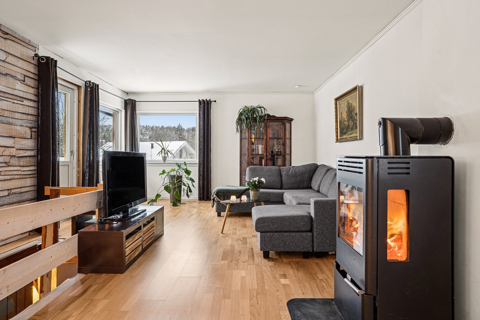 Store vindusflater slipper inn rikelig med naturlig lys og skaper en lys og luftig romfølelse. Galleribilde