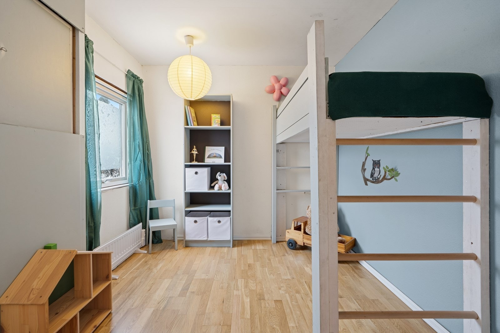 Lyst og romslig soverom. Galleribilde