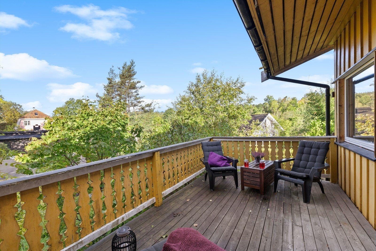 Veranda på 13 kvm med gode plass til sosiale soner. Galleribilde