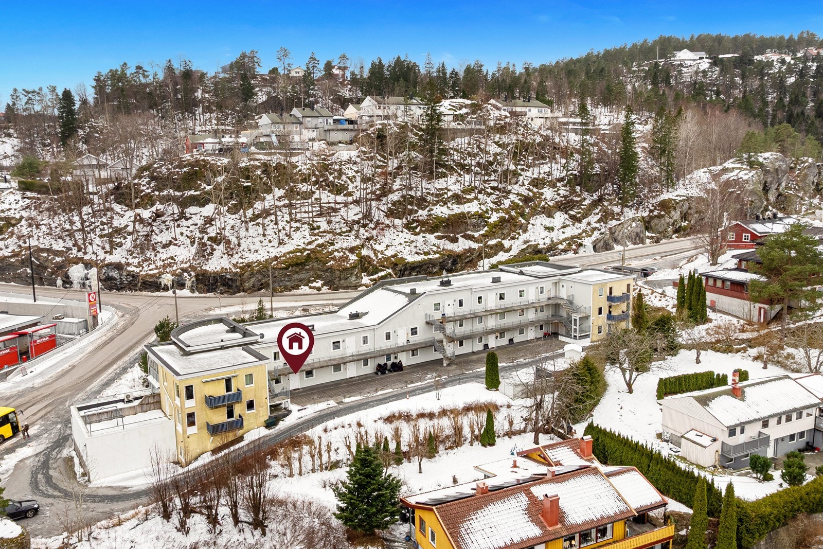 Det er bussholdeplass rett ved eiendommen og her går det hyppige avganger til Kragerø sentrum. Galleribilde