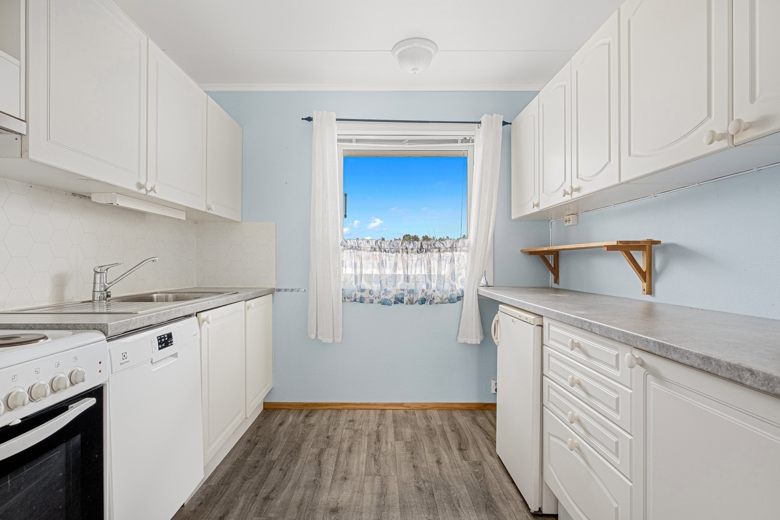 Komfyr, kjøleskap, fryseskap og oppvaskmaskin medfølger. Galleribilde